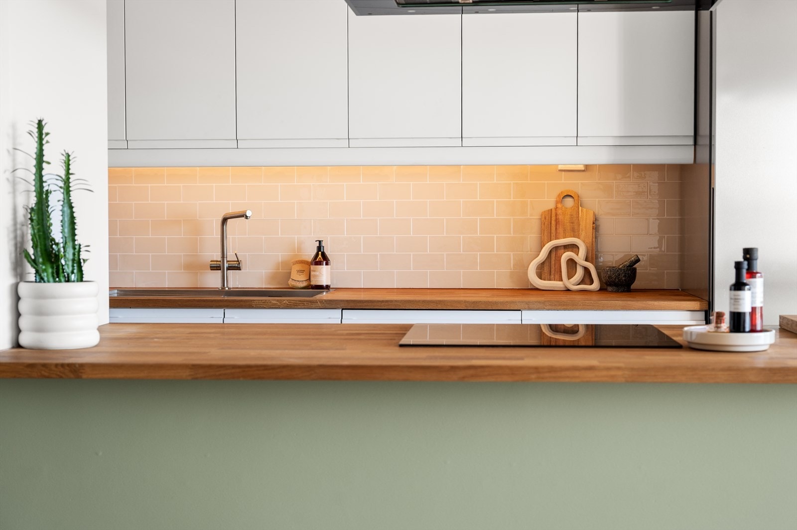 Her er det god arbeidsplass for matlaging med heltre benkeplate og mer enn nok av oppbevaring i skap. Galleribilde