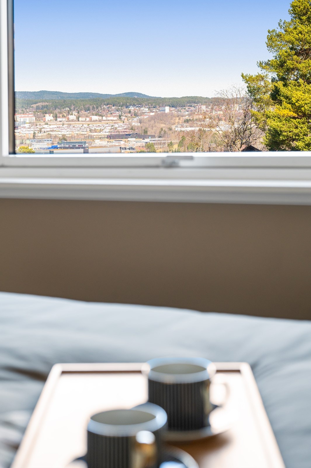 Hovedsoverommet kan by på fin utsikt og mye naturlig lys. Galleribilde