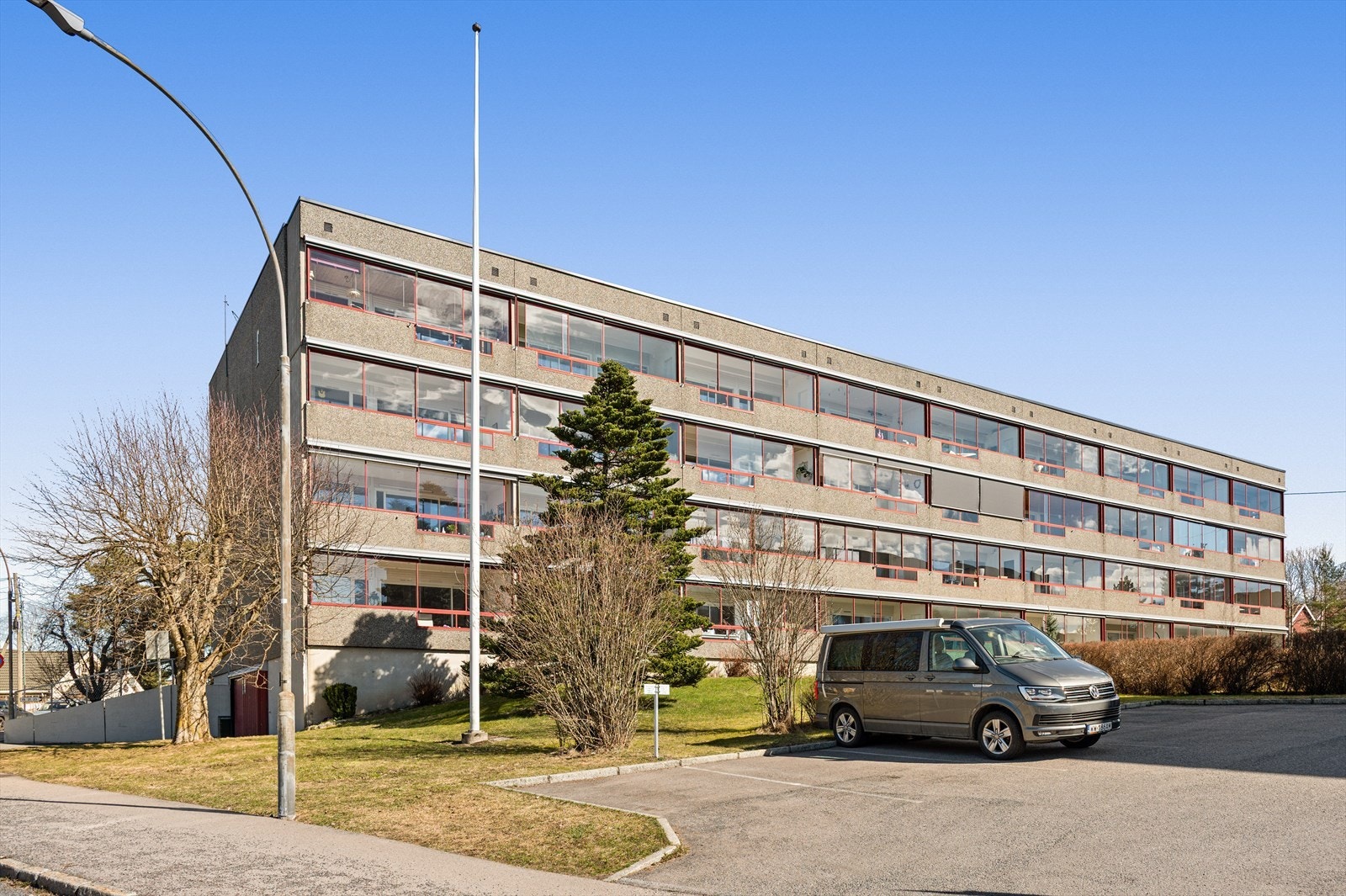 Her bor du i et veldrevet borettslag med tilbaketrukket og rolig beliggenhet. Galleribilde