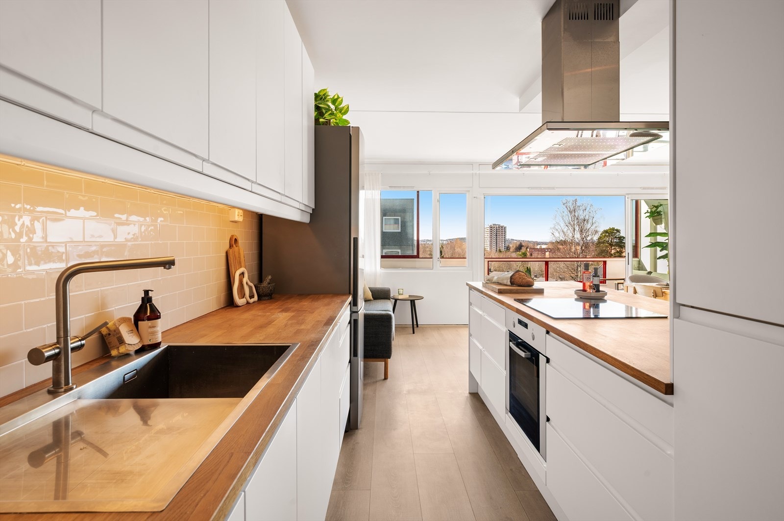 Kjøkkenet ble oppgradert i 2023 og oppleves som moderne og tidløst. Galleribilde