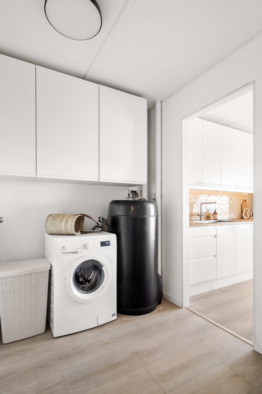 I dette rommet finner man varmtvannsbereder, opplegg for vaskemaskin og vegghengte skap for ytterligere oppbevaring. Galleribilde