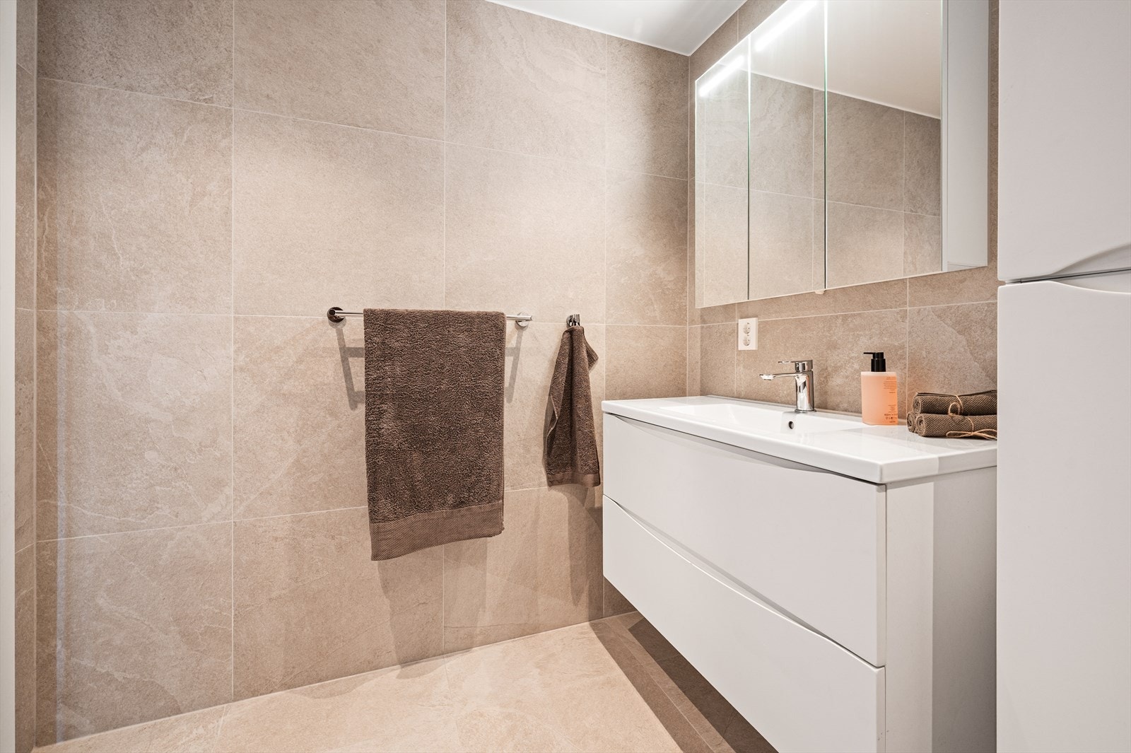 Lekre fliser- og materialvalg er benyttet på badet og gir en luksuriøs følelse. Galleribilde