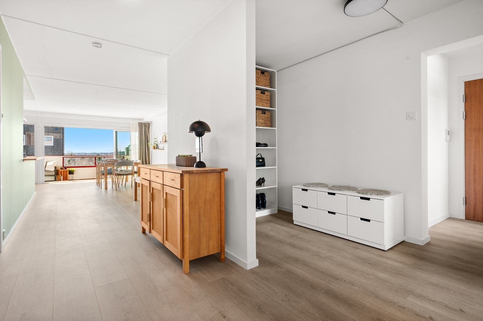 Åpen og romslig entré som gir et godt førsteinntrykk av leiligheten. Galleribilde