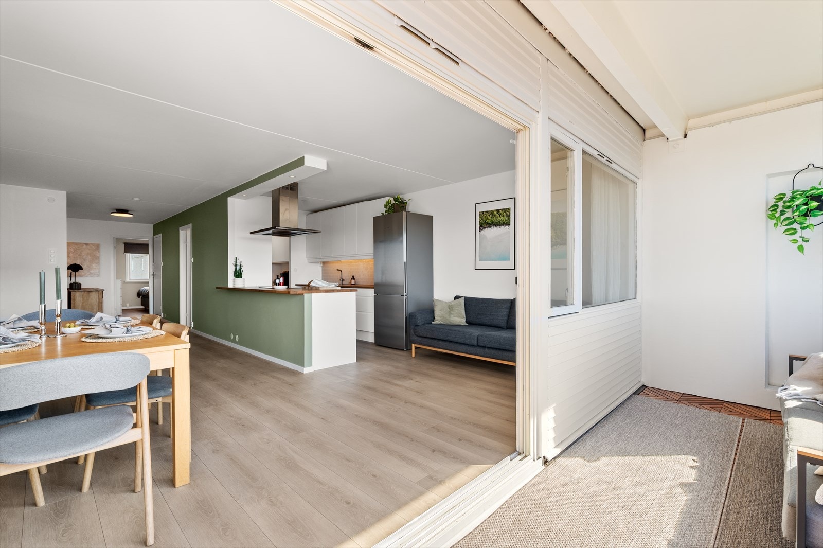 Leiligheten har en åpen og sosial kjøkkenløsning. Galleribilde