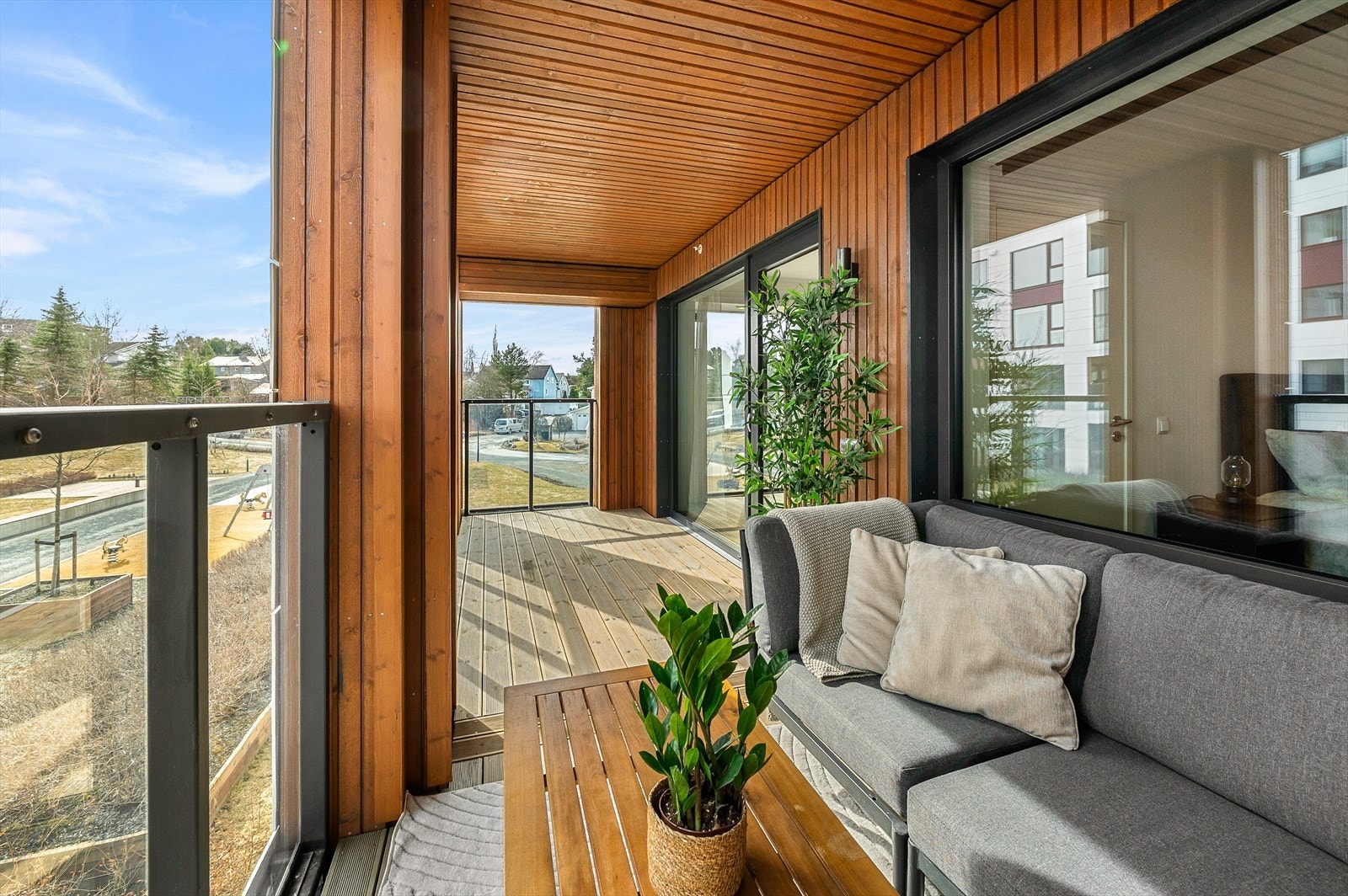 Fra stuen er det direkte tilgang til en romslig balkong på 14 m² med praktisk overbygg Galleribilde