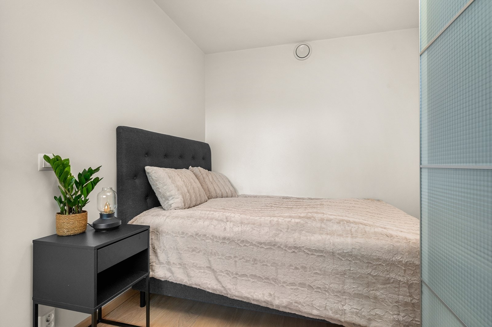 Soverom på 8,5 m² og har god plass til både dobbeltseng og nattbord Galleribilde