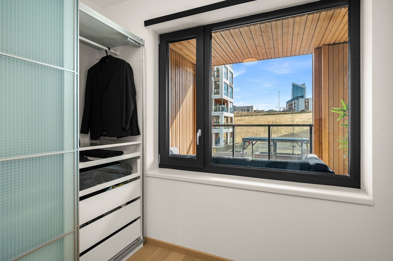 og stor skyvedørsgarderobe Galleribilde