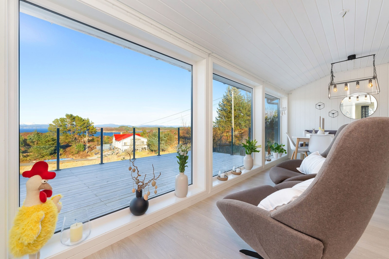 Store vinduer i stuen gir godt lysinnslipp og man har fri utsikt mot Krossfjorden og helt til Gullfjellet. Galleribilde