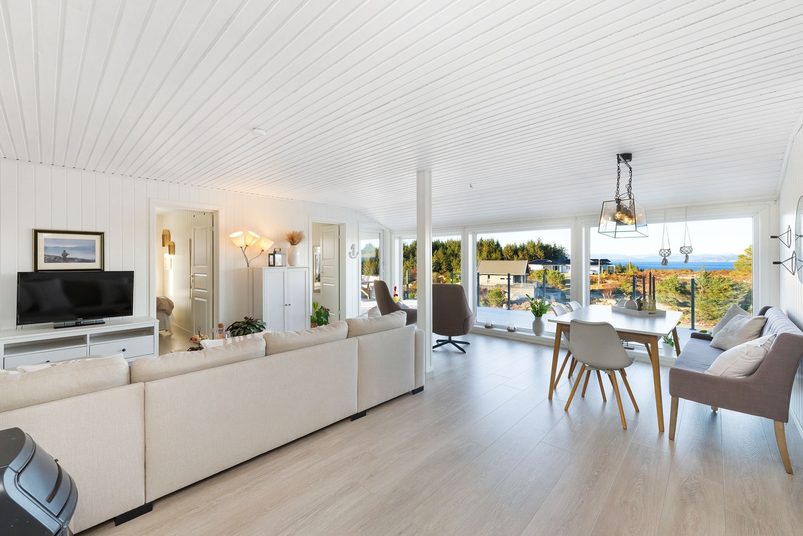 Stuen fremstår som lys og meget tiltalende med store vindusflater. Dette gir rikelig med naturlig lys og en luftig følelse Galleribilde