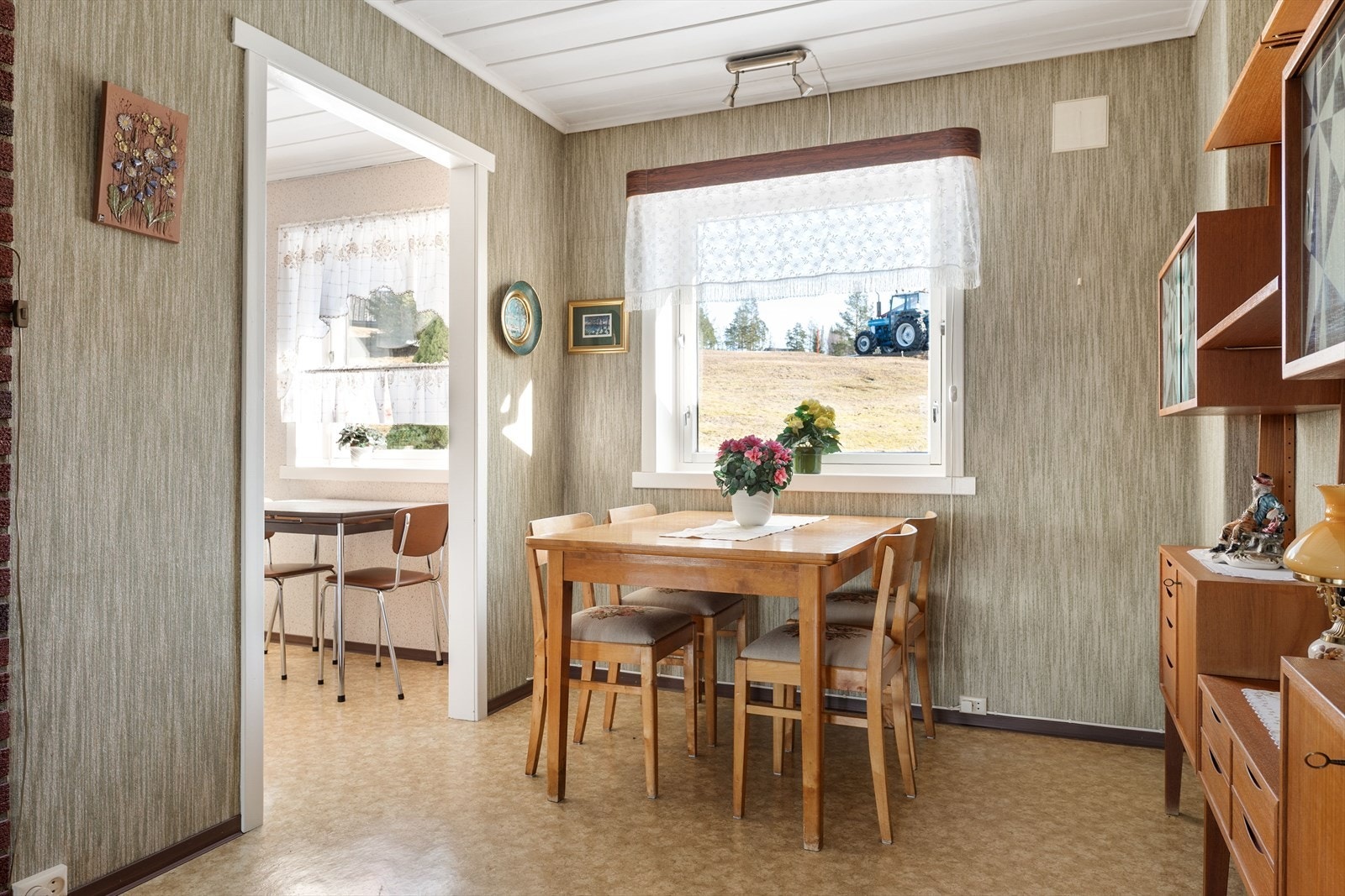 Spiseområde ligger i naturlig tilknytning til kjøkkenet. Galleribilde