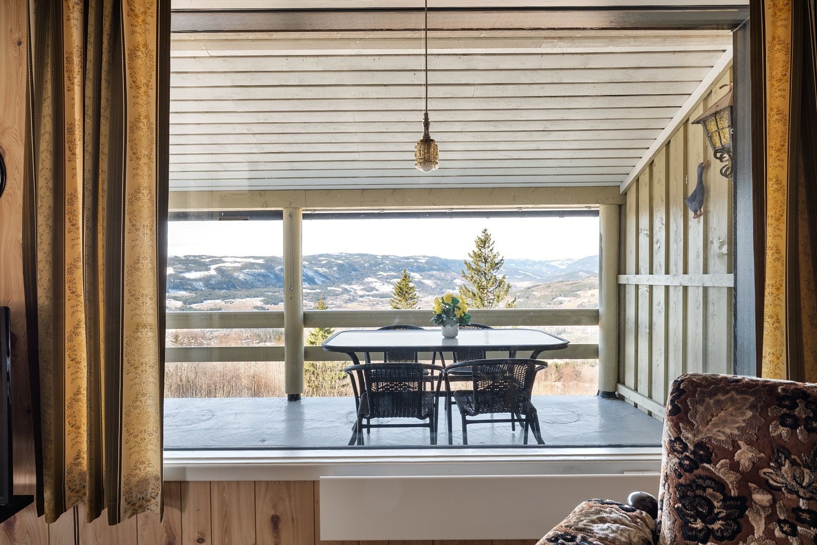 Det er en vidstrakt utsikt over Dokka og omlandet fra vinduer, veranda og tomt. Galleribilde