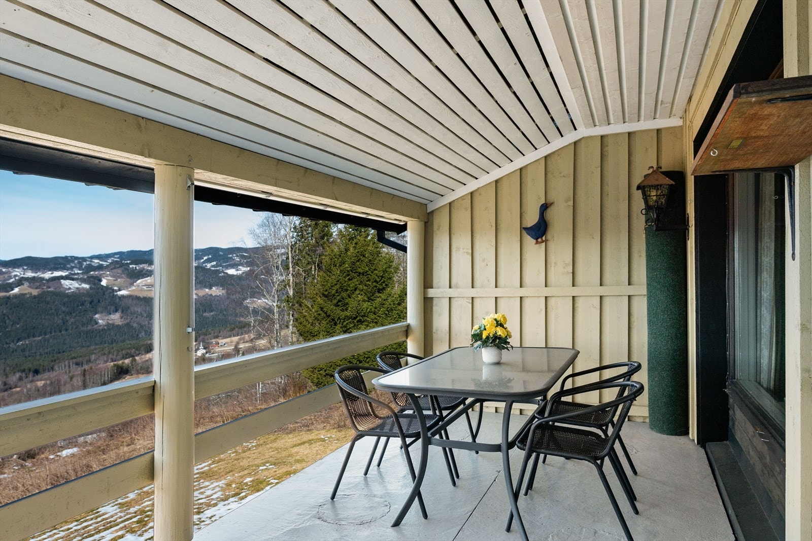 Lun og overbygd veranda med god plass til møblement. Galleribilde