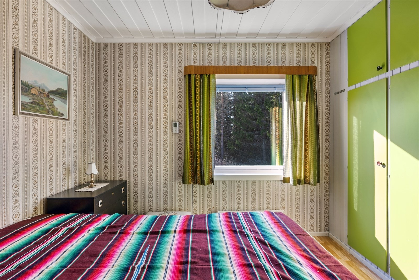 Plassbygds garderobe med god skapplass. Galleribilde