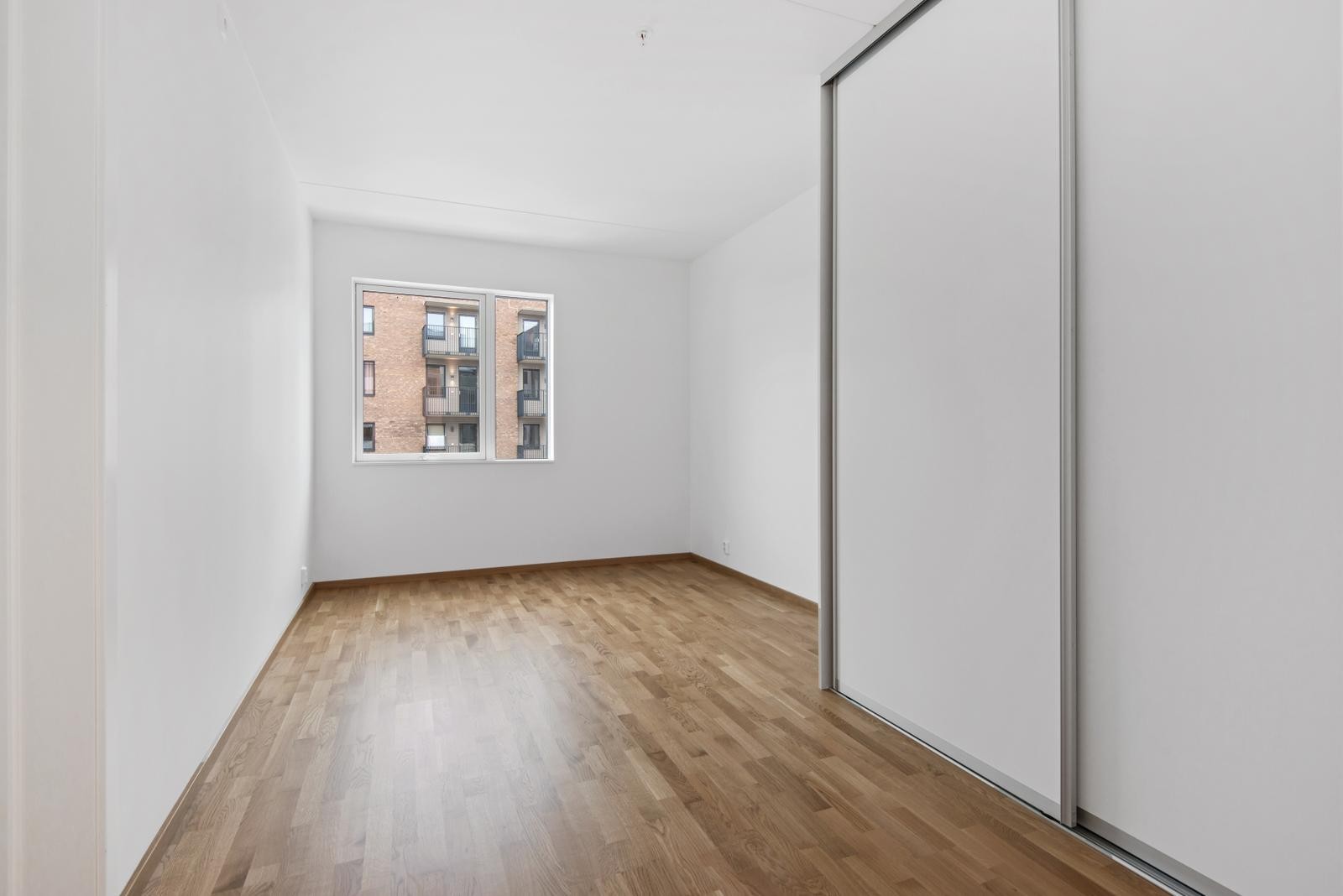 Soverom med skyvedørsgarderobe. Det er to soverom i leiligheten. Galleribilde