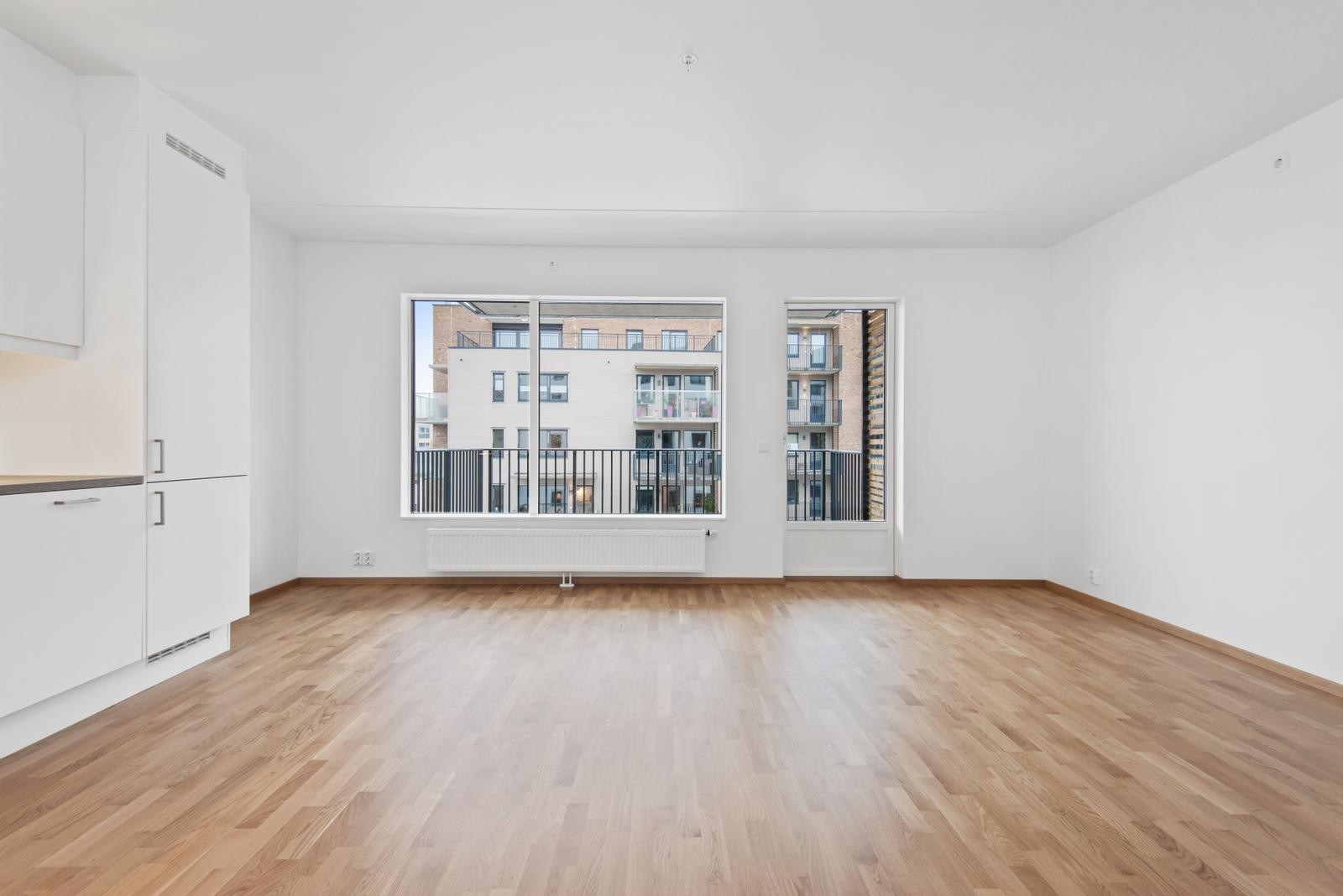 Fra stuen er det utgang til balkong som vender inn mot bakgården. Galleribilde