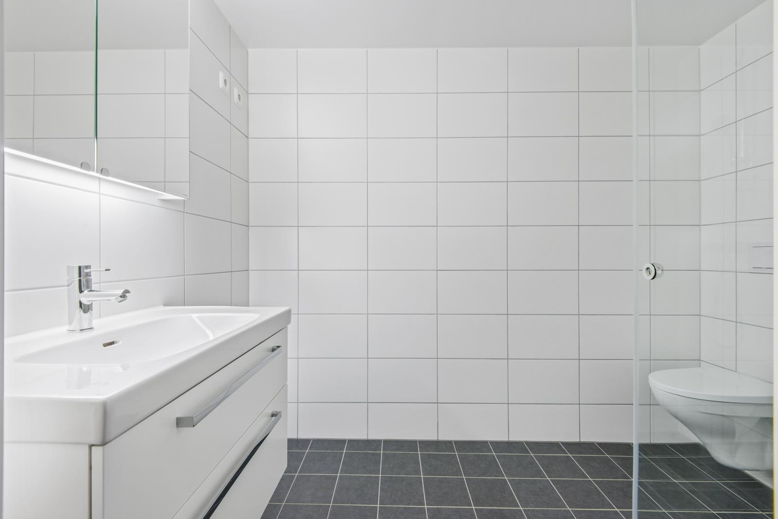 Flislagt bad med varme i gulv. Opplegg for vaskemaskin. Galleribilde
