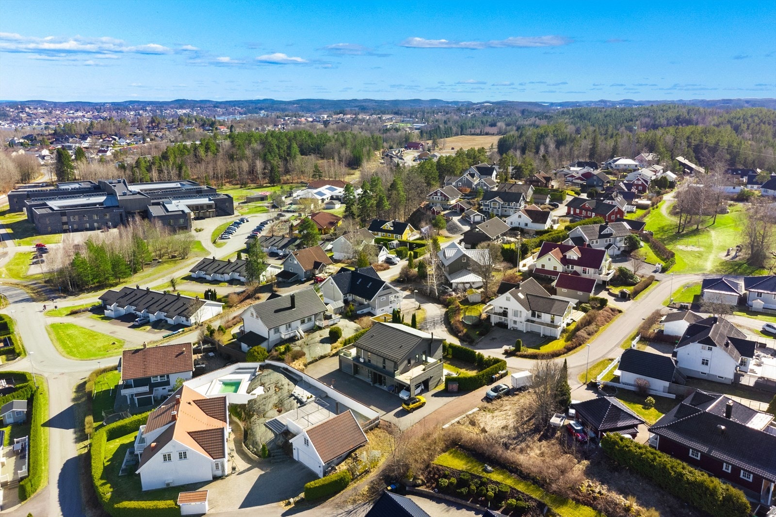 Eiendommen ligger barnevennlig og solrikt til i attraktivt boområde i Bjellandåsen på Vear, ca. 6 km. fra Tønsberg sentrum. Galleribilde