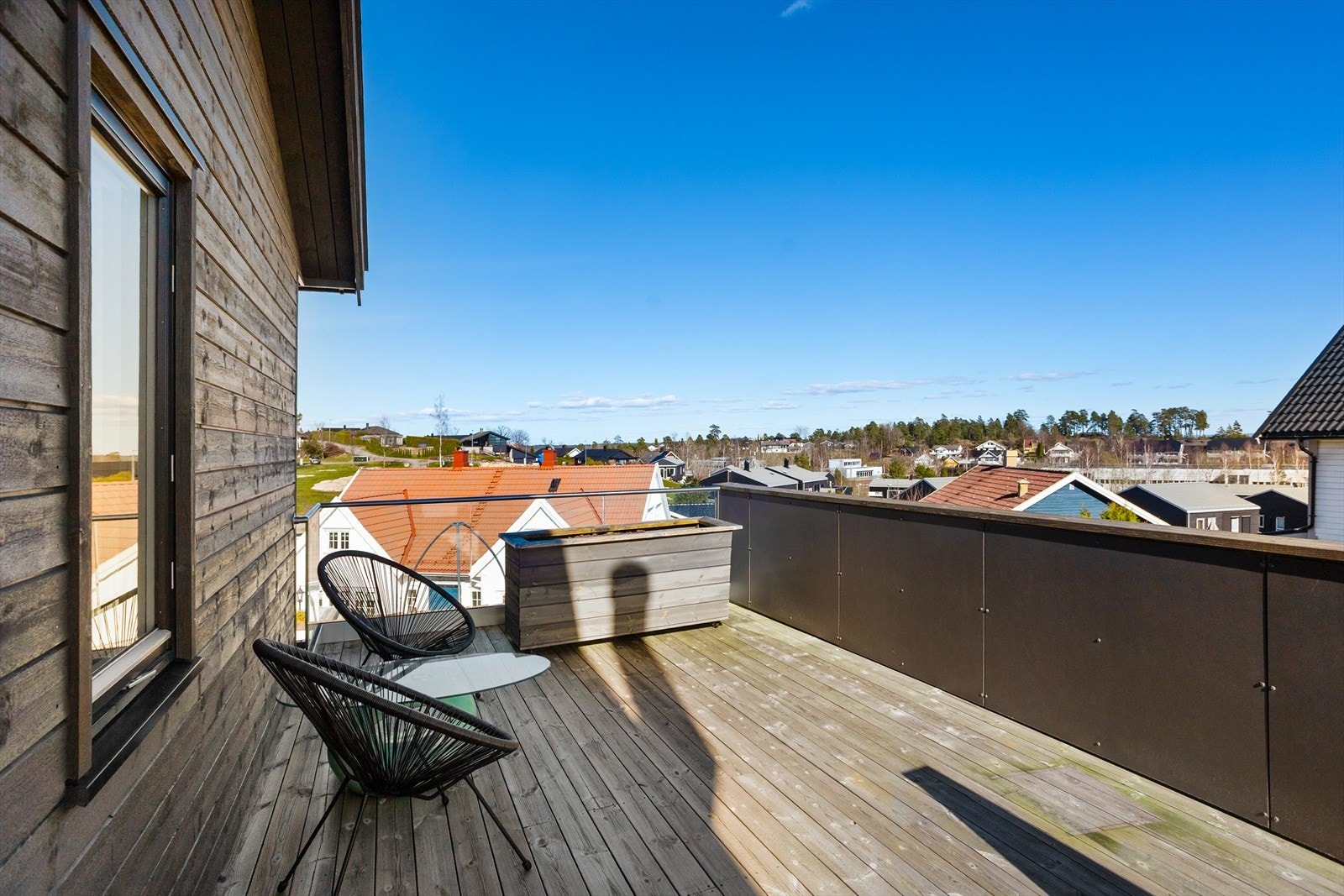 Usjenert og solrik takterrasse med fin utsikt. Galleribilde