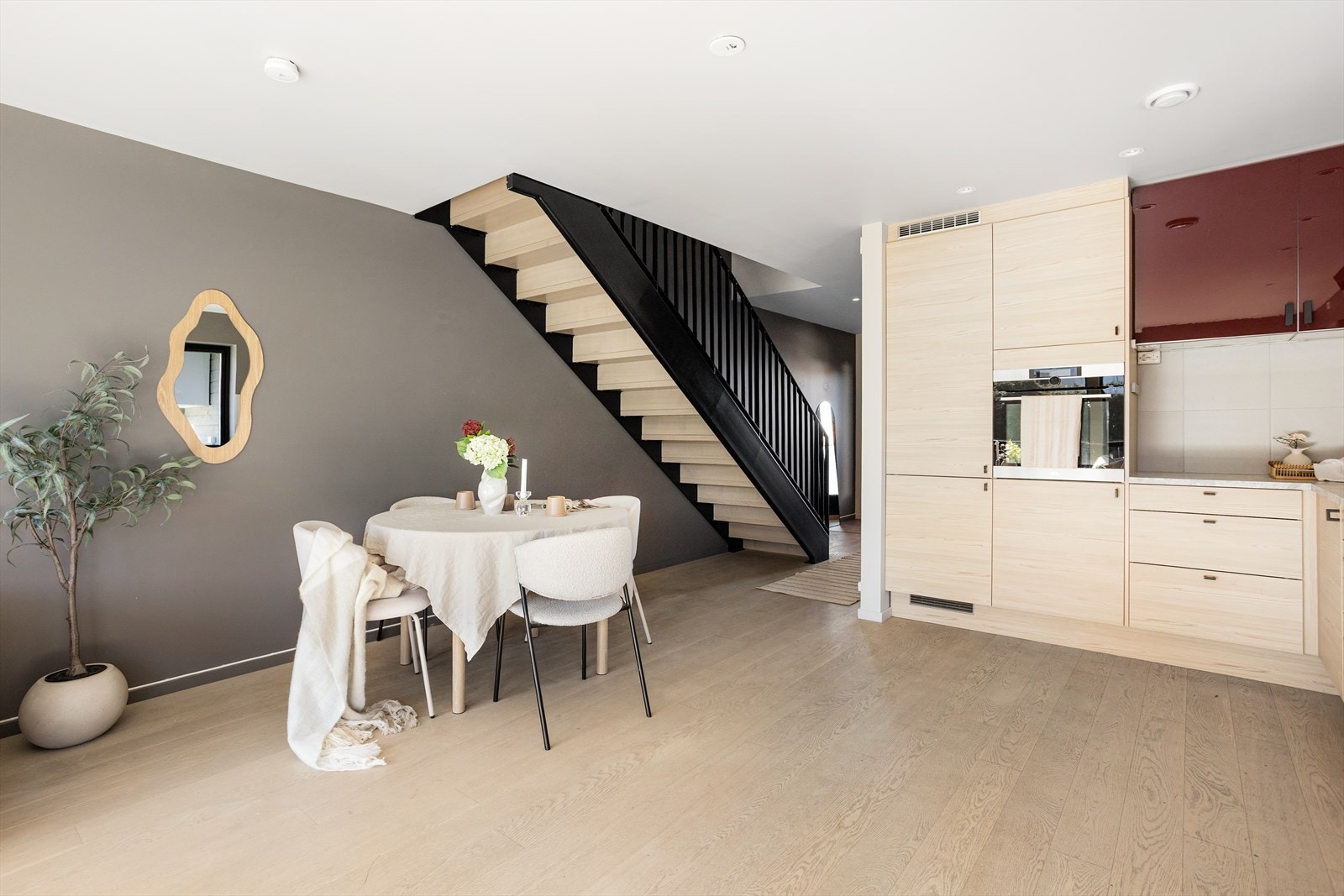 Dette er en nyere og lekker bolig, beliggende solrikt til på populære Vear. Galleribilde