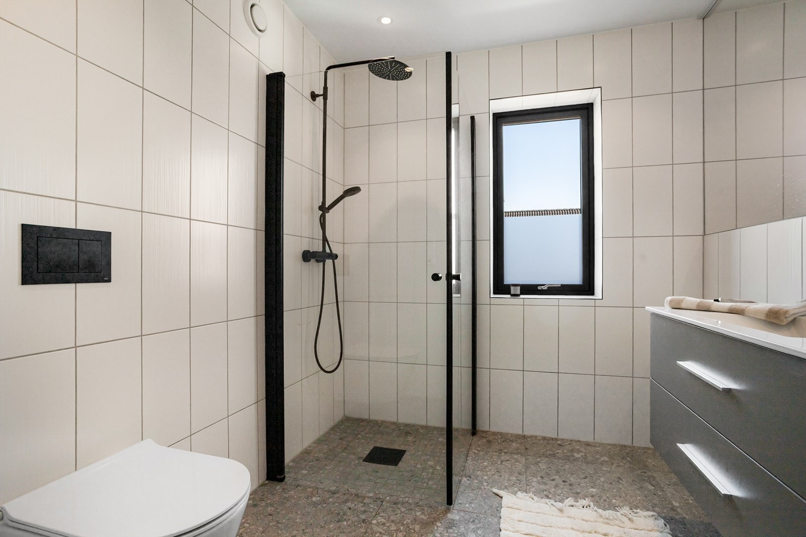 Det er fliser på vegger, malte plater i himling og flislagt gulv med varmekabler. Rommet har mekanisk avtrekk tilknyttet balansert ventilasjonsanlegg. Galleribilde