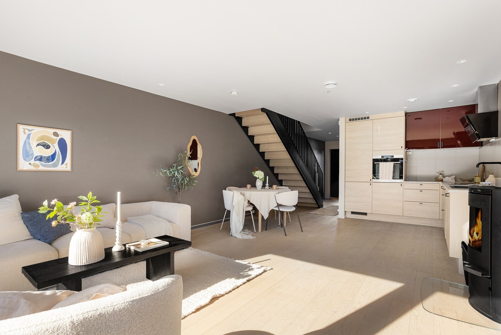 Det er gode møbleringsmuligheter med plass til sofagruppe, spisebord og øvrig møblement. Galleribilde