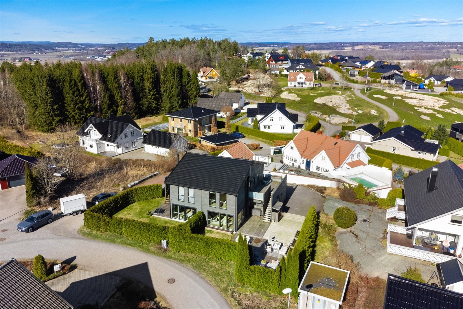 Markterrasse i det sørøstlige hjørnet av hagen ligger utenfor tomtegrensen. Galleribilde