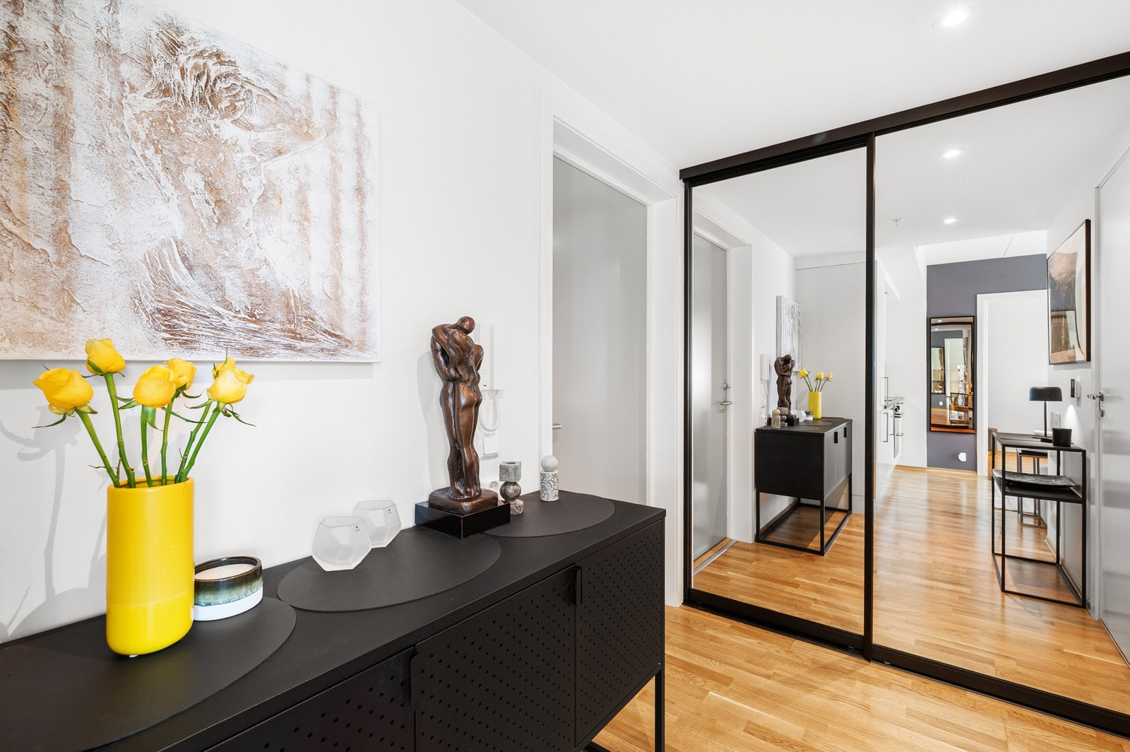 Praktisk skyvedørsgarderobe m/speilfronter for ekstra oppbevaring av yttertøy. Galleribilde