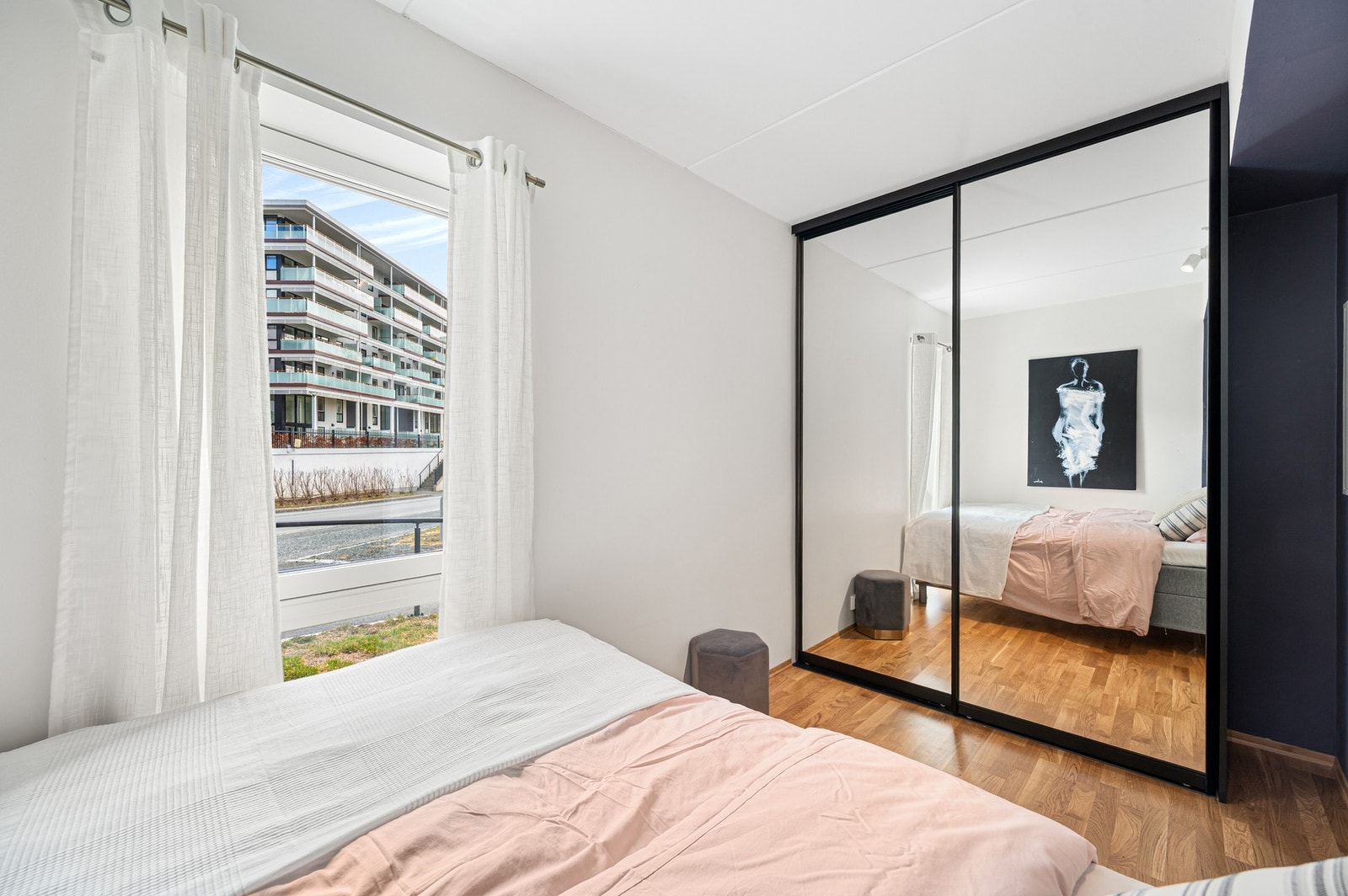 Soverommet er utstyrt med en oppgradert skyvedørsgarderobe med speilfronter. Galleribilde