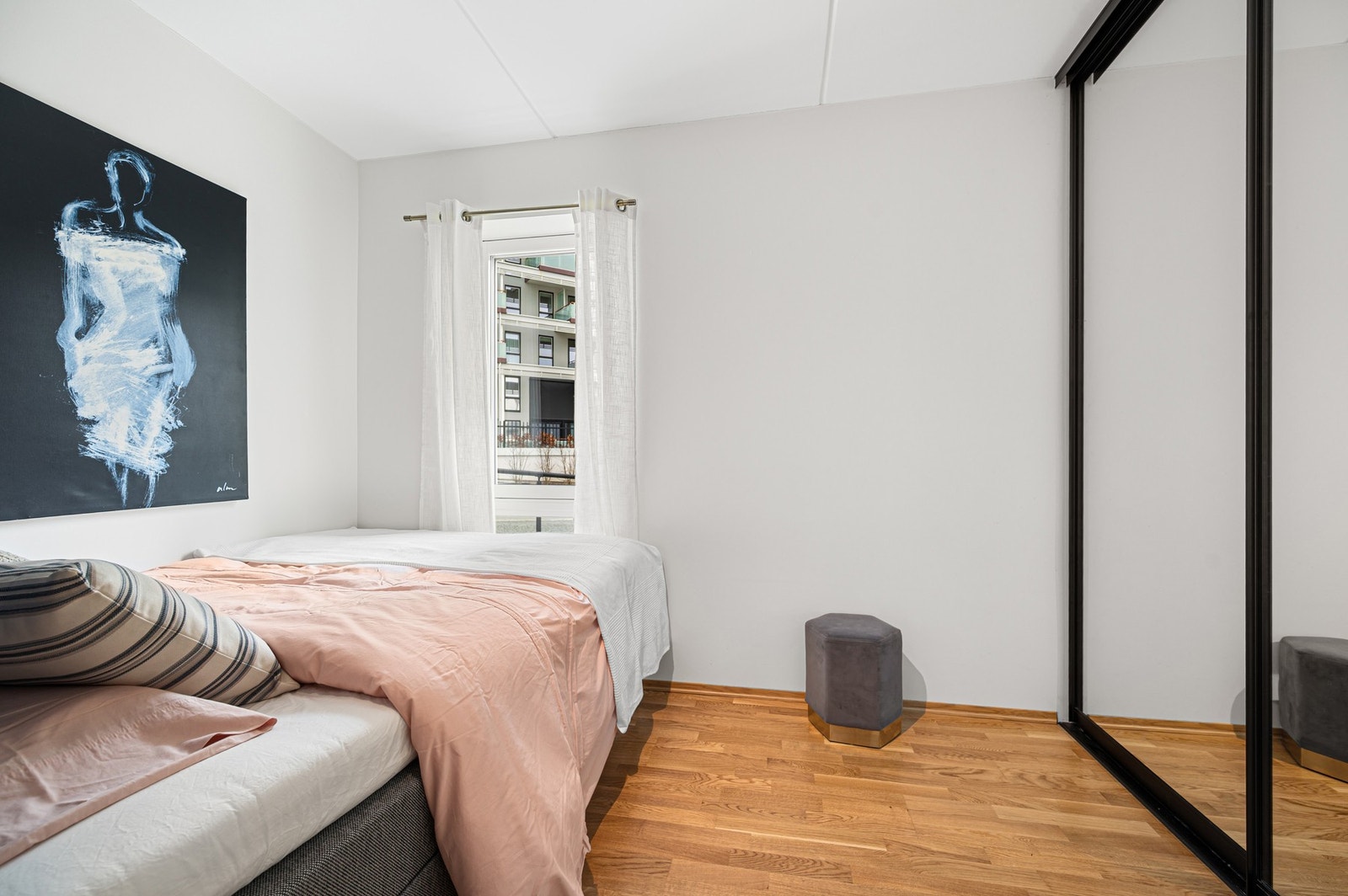 Her er det god plass til dobbeltseng og en skrivepult. Galleribilde