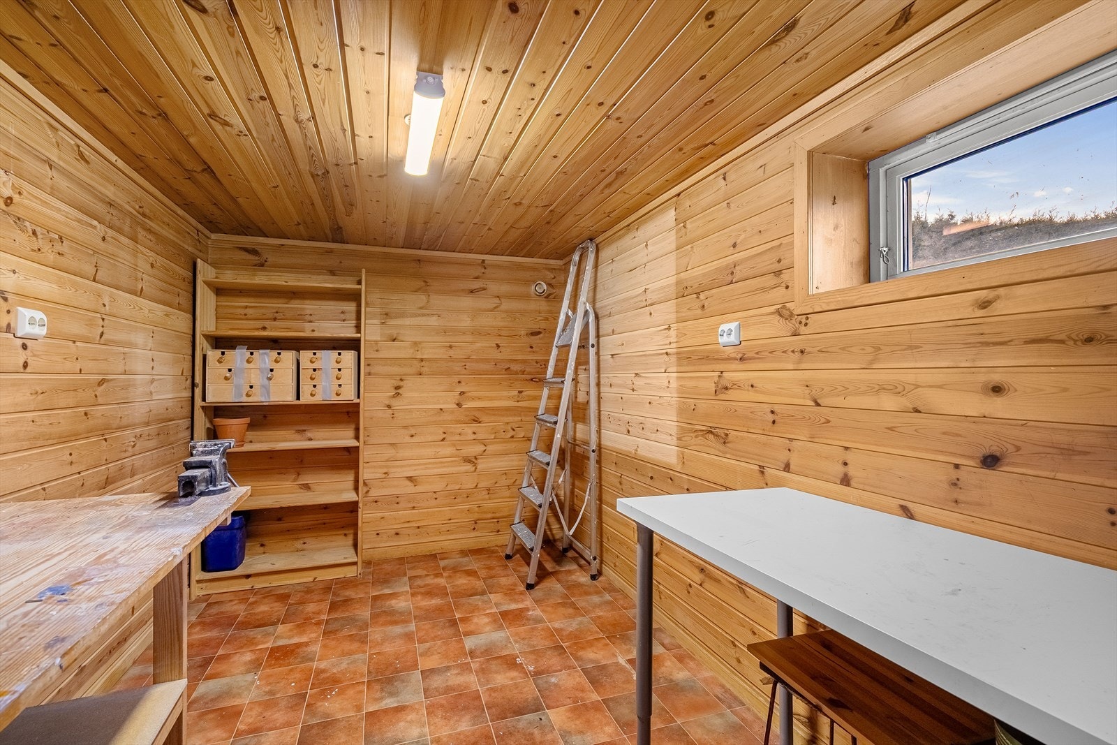 Boligen har videre gode lagringsmuligheter i form av to boder og kott i underetasjen, samt loft med gode oppbevarings muligheter. Galleribilde