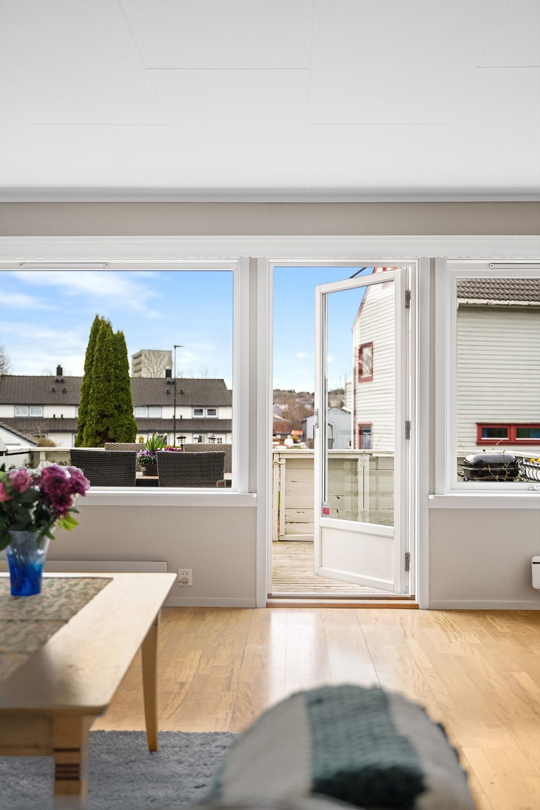 Du har lett tilgang fra den sosiale sonen, fellesområdet og fremsiden av boligen til uteplassen. Galleribilde