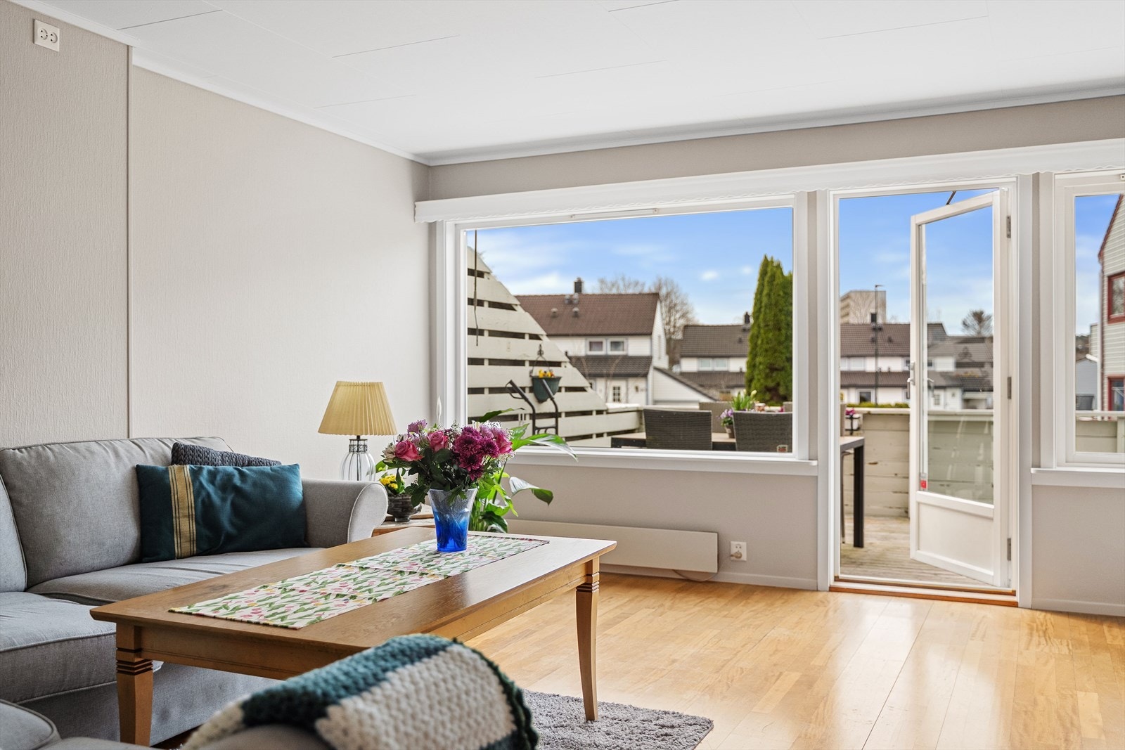 Den sosiale sonen har god plass til møblering av både sofagruppe og spisebord. Galleribilde