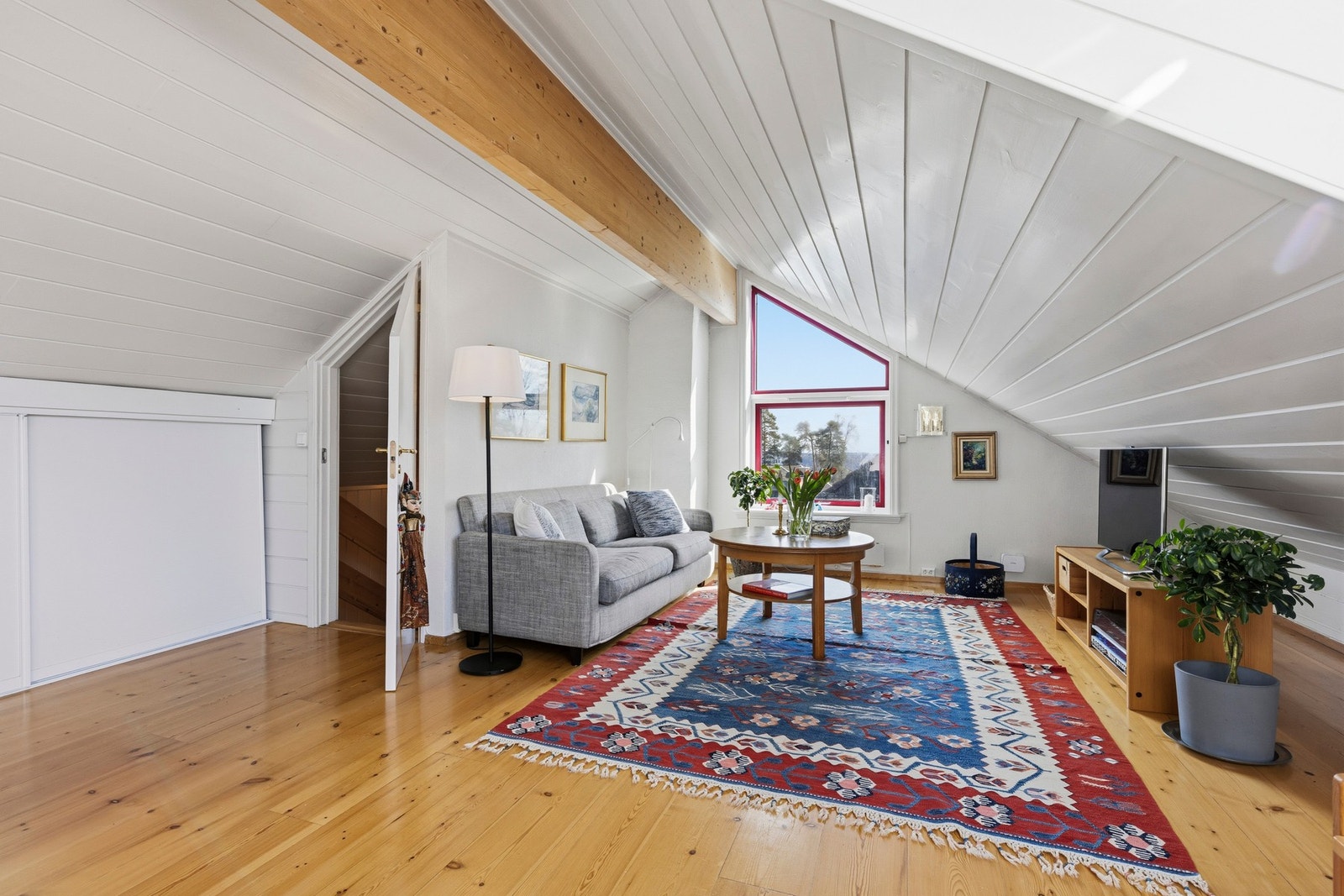 Øverst i det store huset ligger en deilig loftstue med store vinduer mot syd og takvinduer som gir mye lys. Det gjøres oppmerksom på at loftsetasjen er definert som loft i byggetegninger og det er ikke bekreftet om det er godkjent rom for varig opphold. Galleribilde
