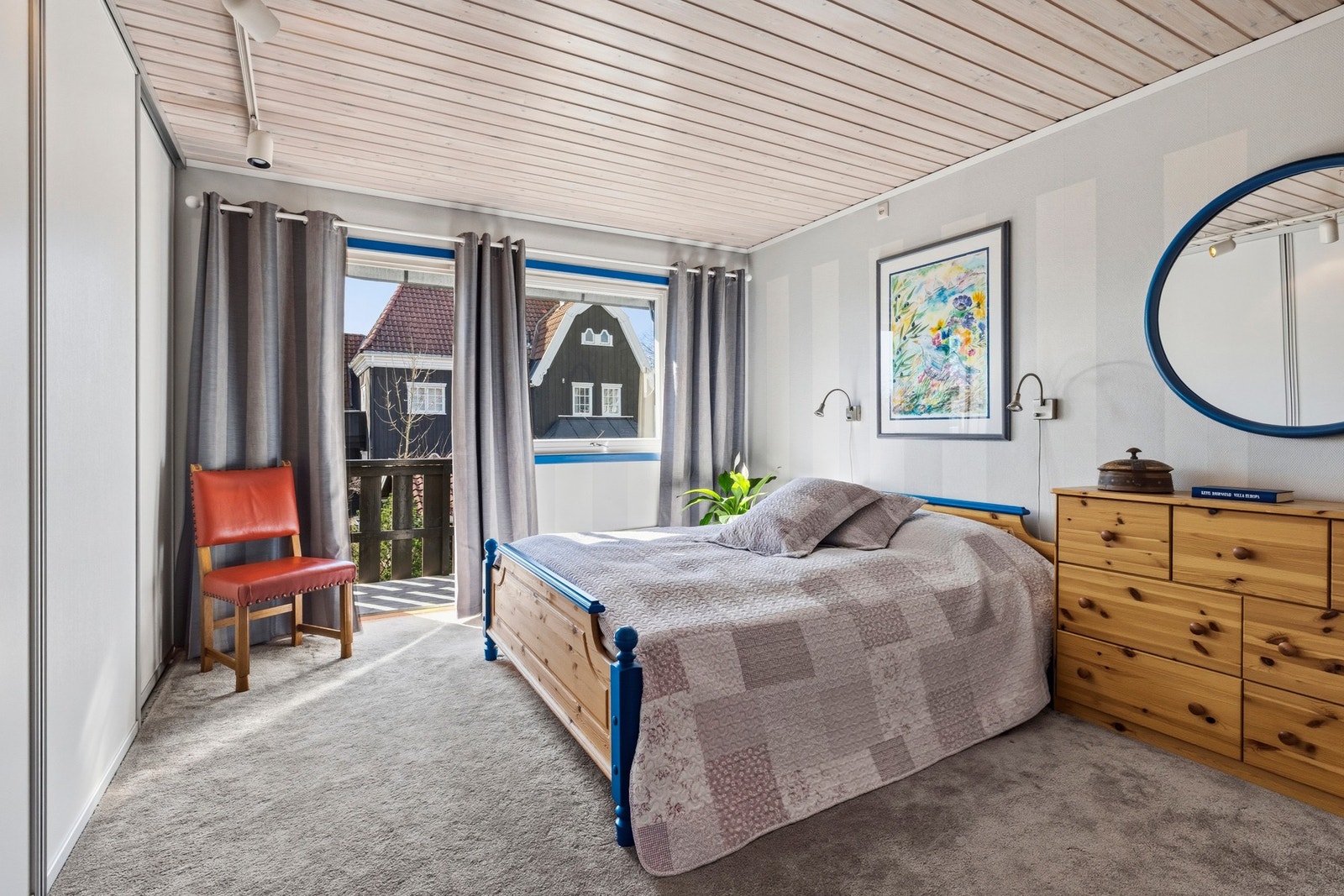 Soverom I, hovedsoverommet, er romslig (nesten 16 kvm!) med utgang til balkong, eget baderom og fire meter med skyvedørsgarderobe. Galleribilde