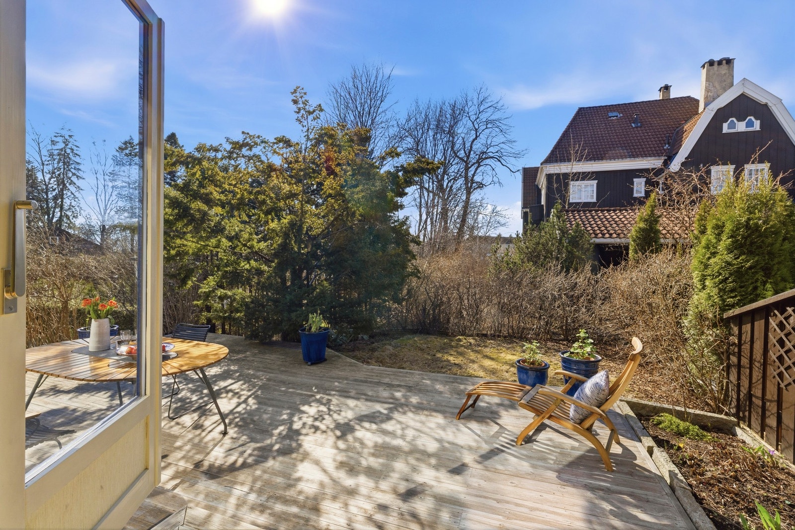 Eiendommen har flotte og solrike uteplasser og romslig markterrasse med sol nesten hele dagen om sommeren. Galleribilde