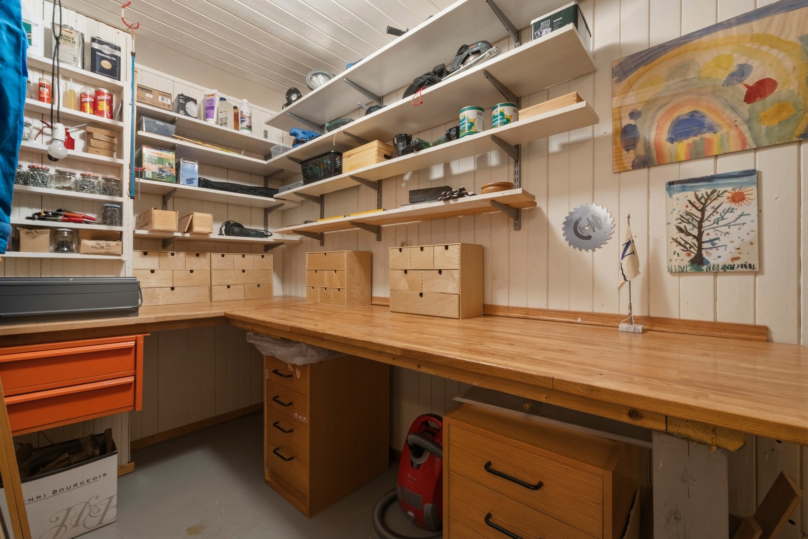 Det store huset har også plass til en snekkerbod med pen arbeidsbenk i eik hvor dagens eiere har laget mye forskjellig. Kan også være nyttig til smøring av ski - Nordmarkas utallige skiløyper er ikke langt unna. Galleribilde