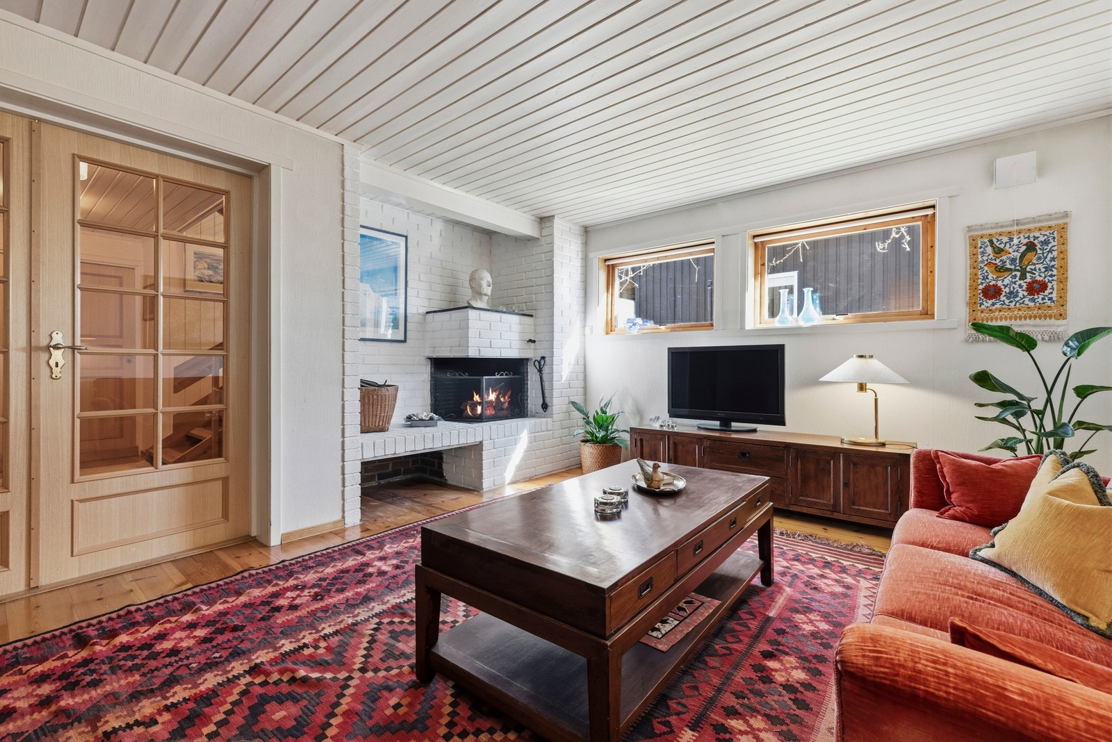 Koselig og romslig kjellerstue Koselig og romslig kjellerstue med varmekabler og peis. Legg merke til de store vinduene mot syd, over terrenget, som gir rommet mye naturlig lys. Kjellerstuen er godkjent som disponibelt rom i byggetegningene, og per i dag Galleribilde