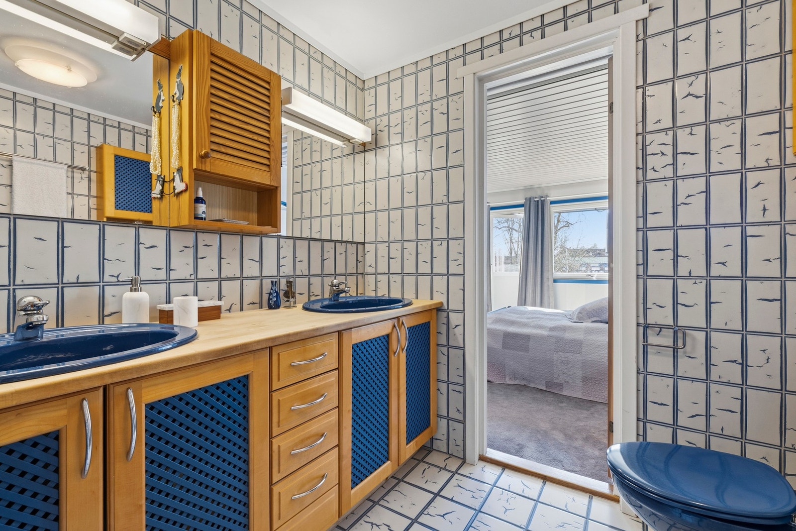 Med direkte tilknytning til det luftige og lyse soverommet blir også badet lyst og luftig. Galleribilde
