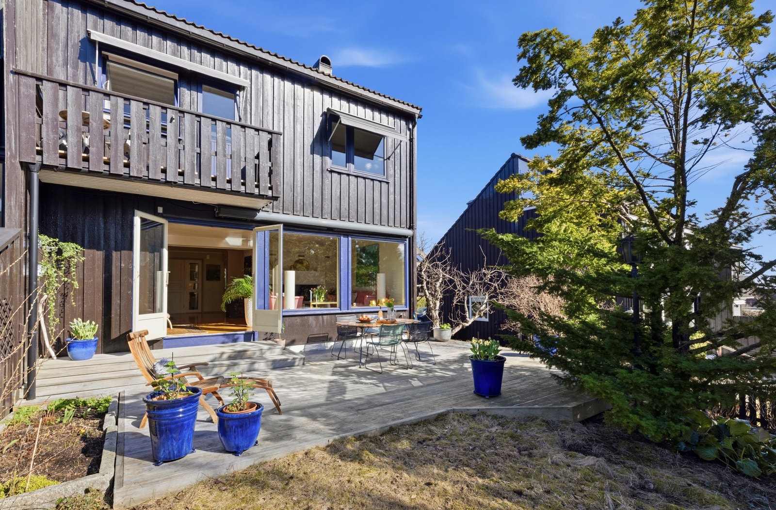 En sjarmerende familiebolig over 4 plan med kjeller, loft og 3 soverom i 2. etasje. Galleribilde
