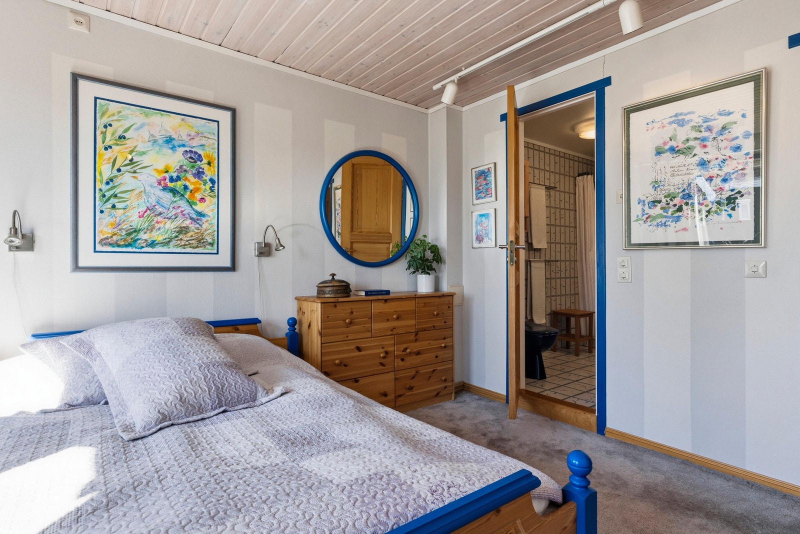 Hovedsoverommet har sitt eget bad. I tillegg har rommet plass til dobbeltseng, nattbord, kommoder eller lignende. Galleribilde