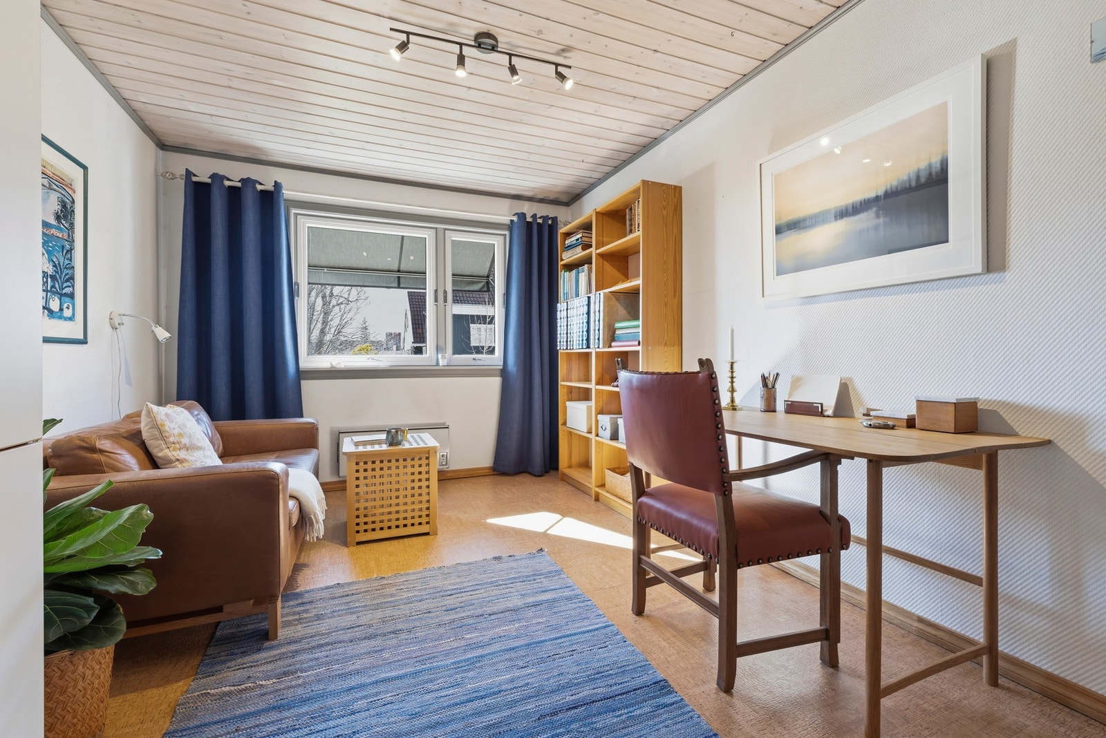 Soverom II er også romslig (14,5 kvm) og kan benyttes som soverom eller bibliotek og kontor. Rommet har vindu mot sydvest. Galleribilde