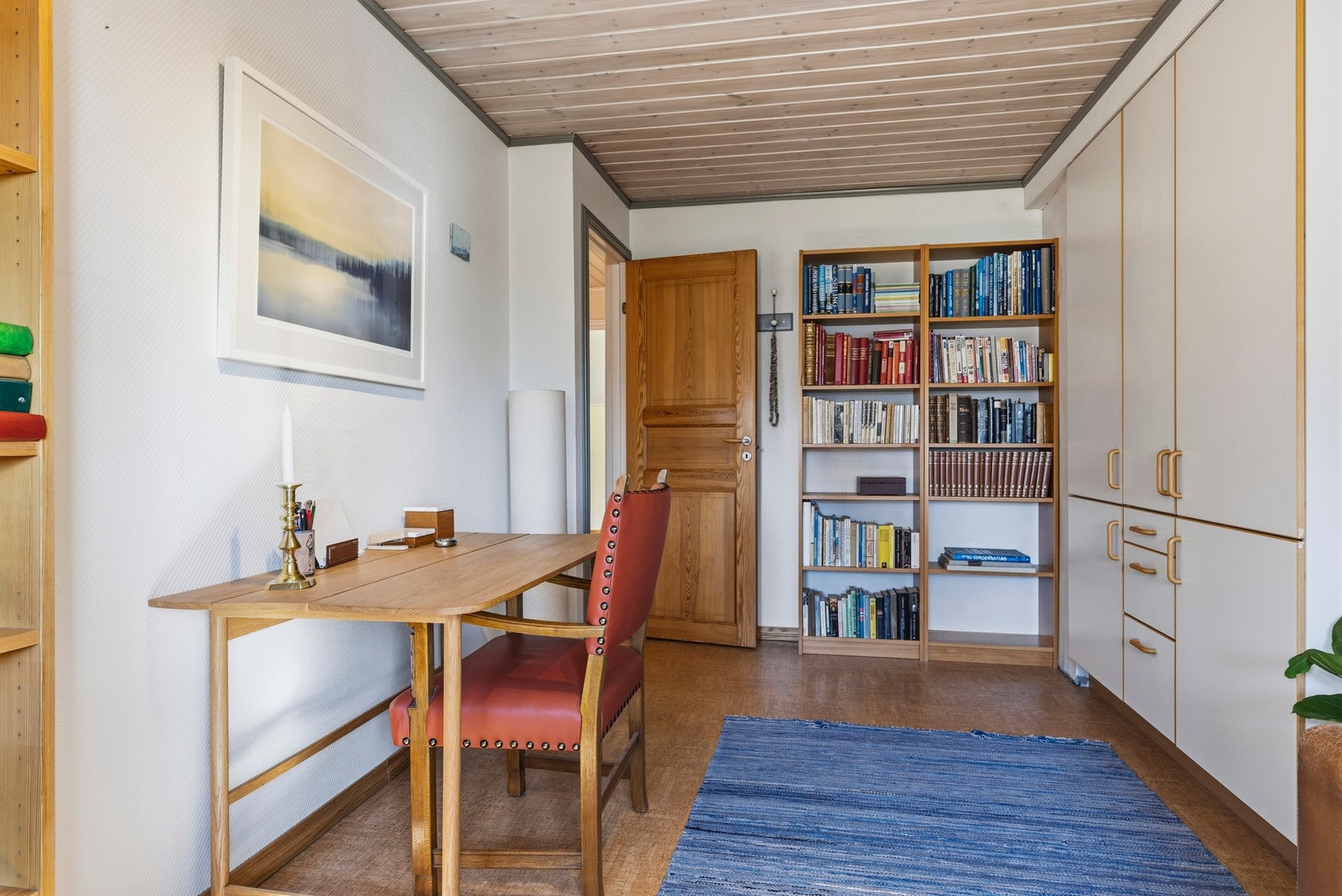 Rommet har plassbygde skap som gir god plass til oppbevaring. Galleribilde