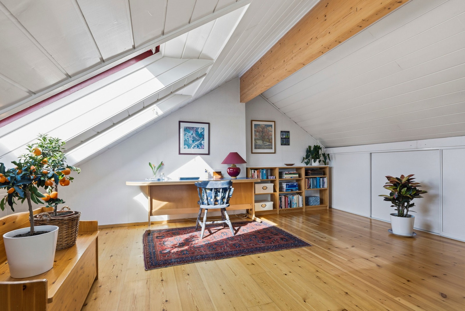 Dagens eiere har brukt loftet som tv-stue og kontor og setter pris på lagringsplassen bak skyvedørene. Galleribilde