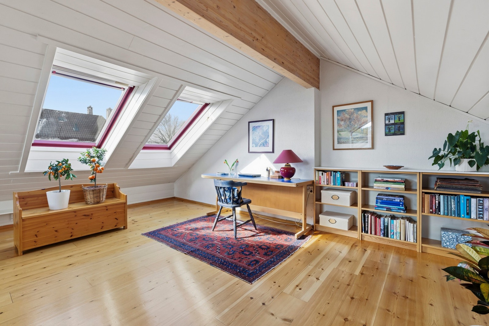 Store deler av loftet har god takhøyde og gjør dette til et meget brukbart og hyggelig rom med plass til både kontor, tv-stue, lekerom og et lite orangerie hvor dagens eiere lar plantene komme til hektene etter vinteren før de settes ut i hagen. Galleribilde
