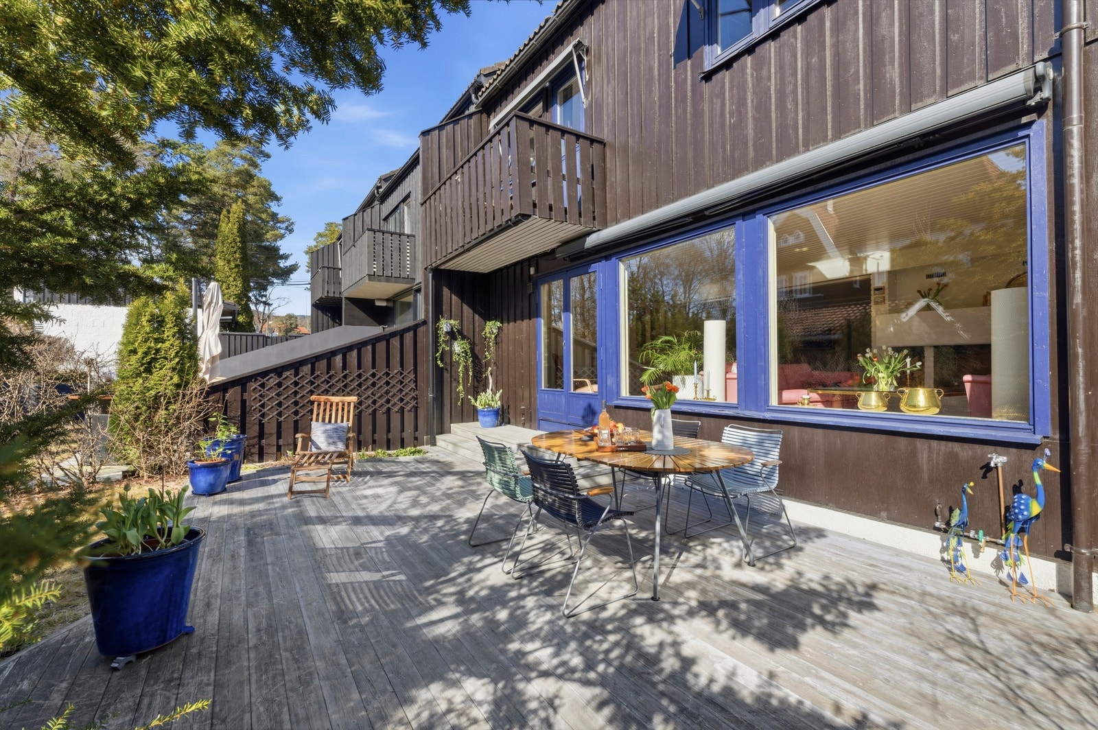 Her er det god plass til lounge, spisebord, grill, solstoler eller annet ønskelig utemøblement. Galleribilde