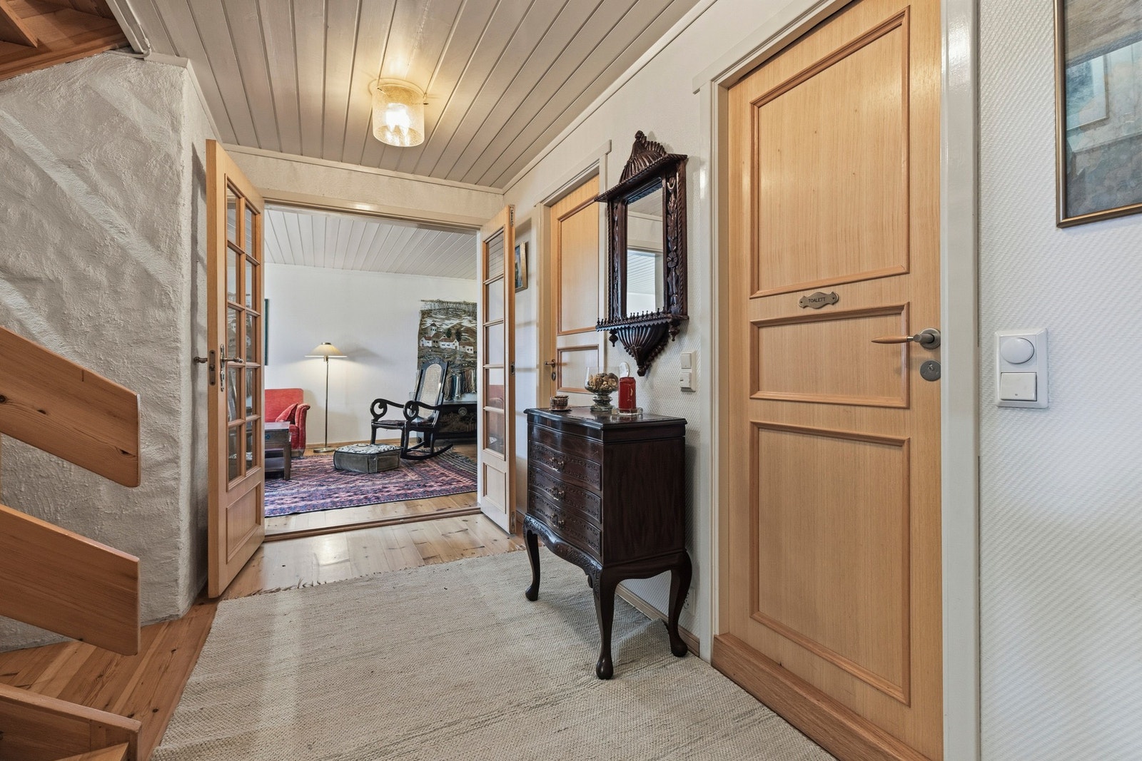 I kjelleren har huset kjellerstue, bad, vaskerom, tre innvendige boder og hobbyrom. Det er varmekabler i alle rommene unntatt de tre bodene. Galleribilde