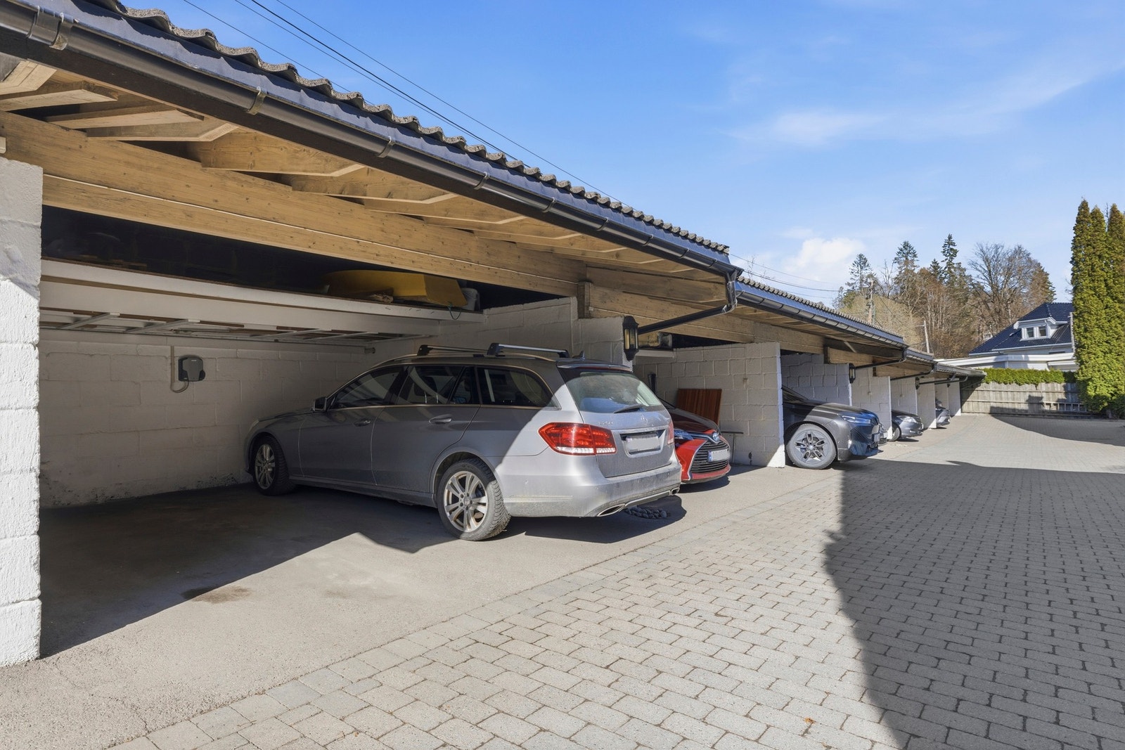 Med boligen følger det eksklusiv bruksrett til to biloppstillingsplasser i felles carport. Det er opplegg for lading av elbil, med egen strømmåler. Over bilene er det lagringsplass Galleribilde