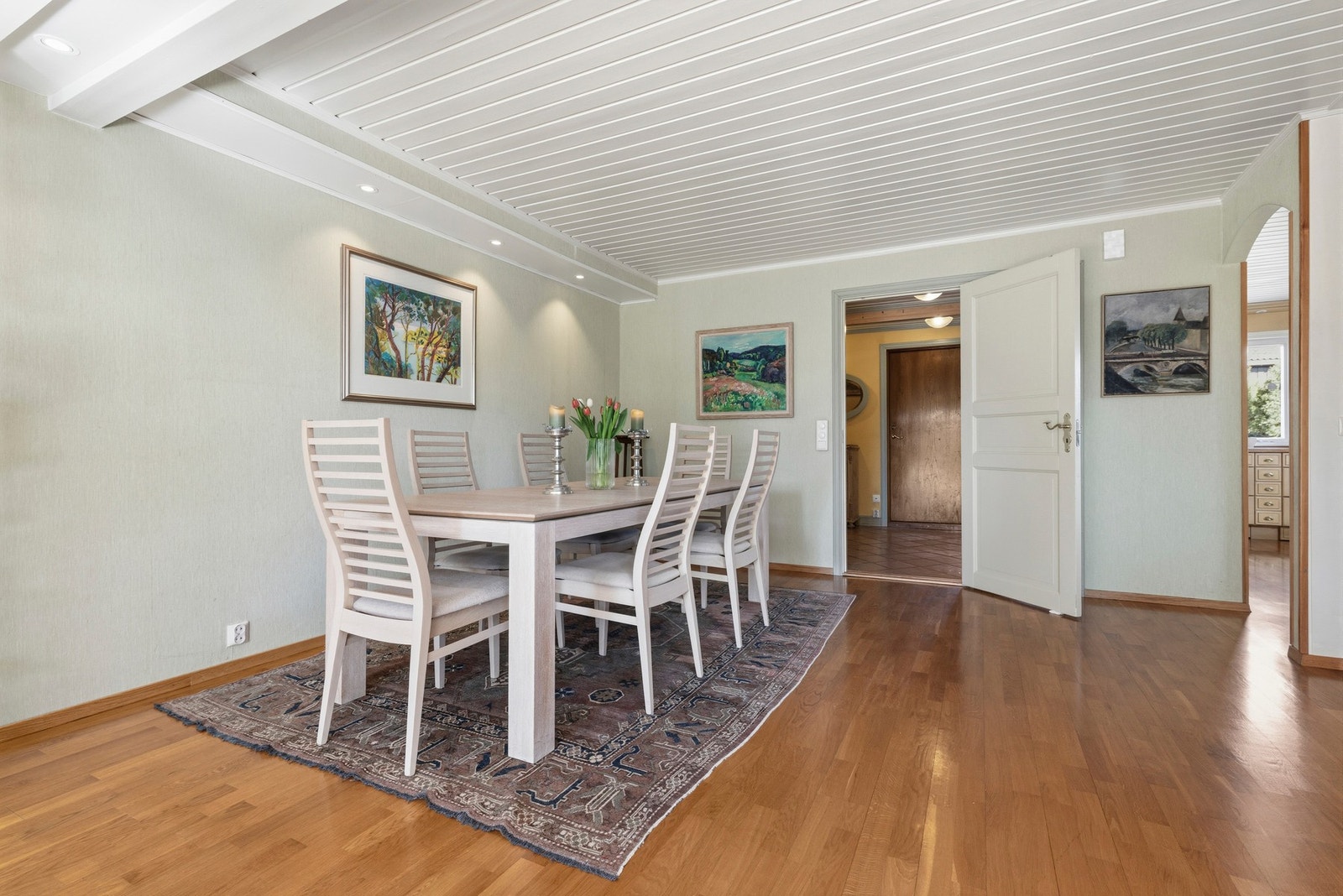 I spisestuen er det plass til et stort bord til familien og mange gjester. Galleribilde