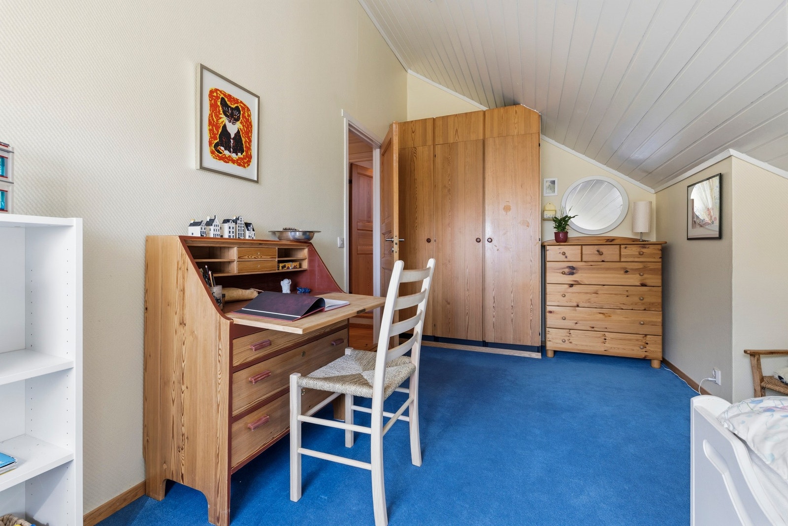Rommet er romslig, nesten 15 kvm, og har plass til seng, skrivebord, skap og kommode og ikke minst god plass til Lego eller Brio togbane på gulvet. Galleribilde
