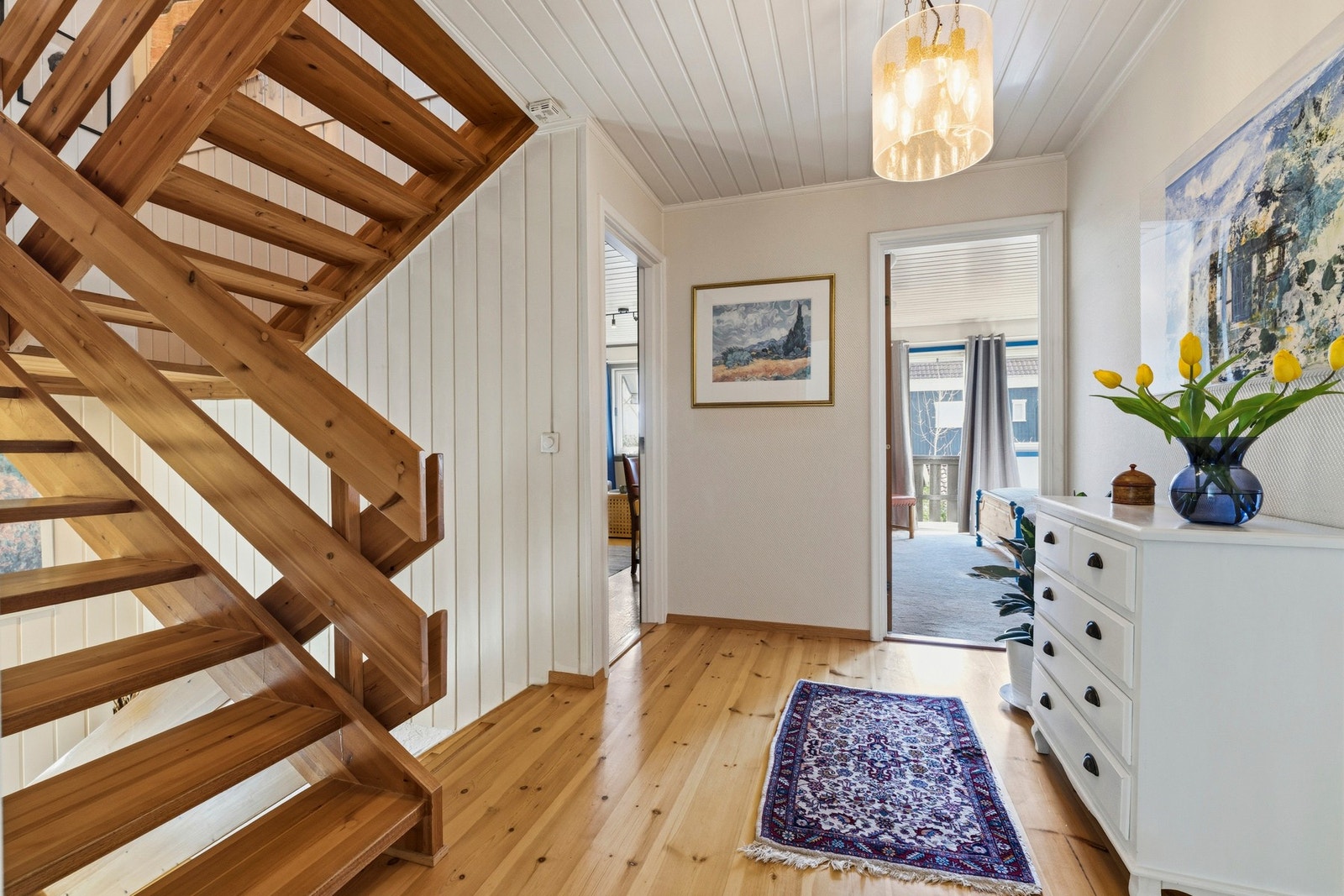 I 2. etasje er det tre soverom og to bad, hvorav ett en-suite. Trapperommet er lyst og trappen er god å gå i, for unge og gamle, og gjør det lett å bære inn store møbler når dere flytter inn. Galleribilde
